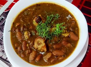 Una foto de GUISO🥣De Chorizo Santarrosano y🥓Tocino con Frijol Rojo...!🥰