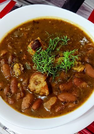 Una foto de GUISO🥣De Chorizo Santarrosano y🥓Tocino con Frijol Rojo...!🥰