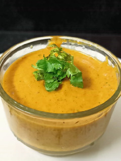 ટોમેટો લસણ ની ચટણી(ટોમેટો Lasan Chutney recipe in Gujarati) રેસીપી મુખ્ય ફોટો