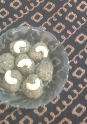 अखरोट और गोले का लड्डू(Akhrot aur gole ka laddu recipe in Hindi) रेसिपी मुख्य फोटो