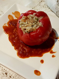 Una foto de Rojo rojo: Pimientos en salsa, relleno (pescado) juruel y arroz