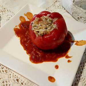 Rojo rojo: Pimientos en salsa, relleno (pescado) juruel y arroz