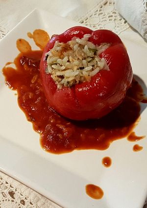Una foto de Rojo rojo: Pimientos en salsa, relleno (pescado) juruel y arroz