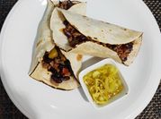 Una foto de tortillas con frijol