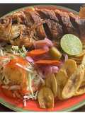 Mojarra frita con tajadas estilo Hondureño