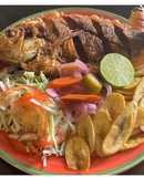 Mojarra frita con tajadas estilo Hondureño