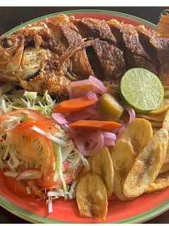 Una foto de Mojarra frita con tajadas estilo Hondureño