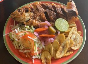 Una foto de Mojarra frita con tajadas estilo Hondureño
