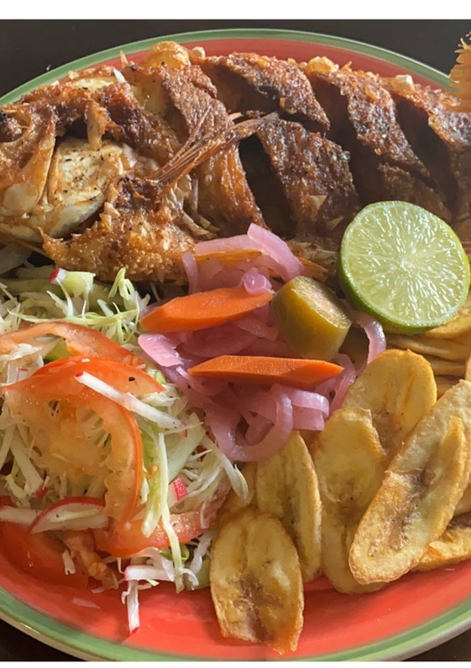 Una foto de Mojarra frita con tajadas estilo Hondureño