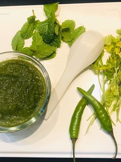 धनिया पुदीने की चटपटी चटनी (Dhaniya Pudine ki chatpati Chutney recipe in Hindi) रेसिपी मुख्य फोटो