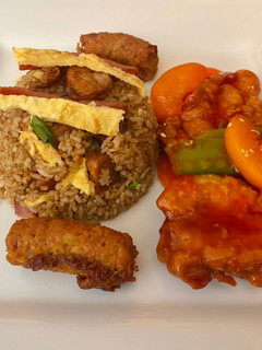 Una foto de Pollo Tipakay con Arroz Amazónico
