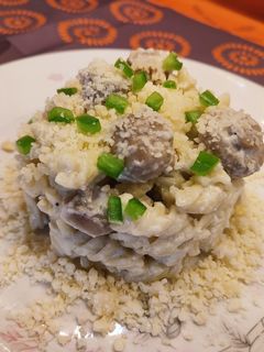 Una foto de Pasta rizo en salsa de nata con champiñones