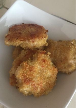 Una foto de Nuggets de pollo con quinua