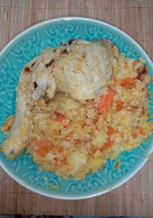 Une photo de Poulet au piment et semoule aux légumes épicés
