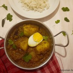 A picture of Duck egg curry/Hanser Dimer Kosha.