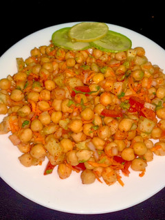 வெள்ளை கொண்டைக்கடலை சாலட் (Vellai kondakadalai salad recipe in tamil) செய்முறை முக்கிய புகைப்படம்