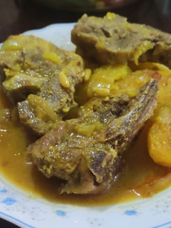Una foto de Espinazo con patatas al horno