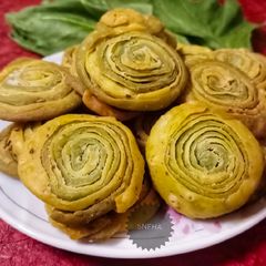 A picture of Palak ajwain chirote.