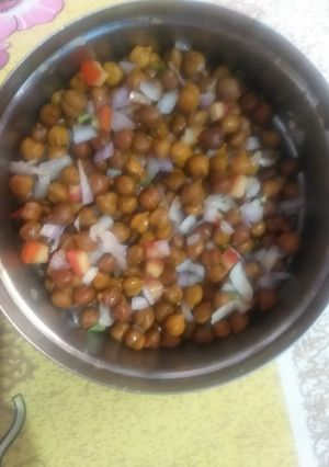A picture of Black chana chaat.