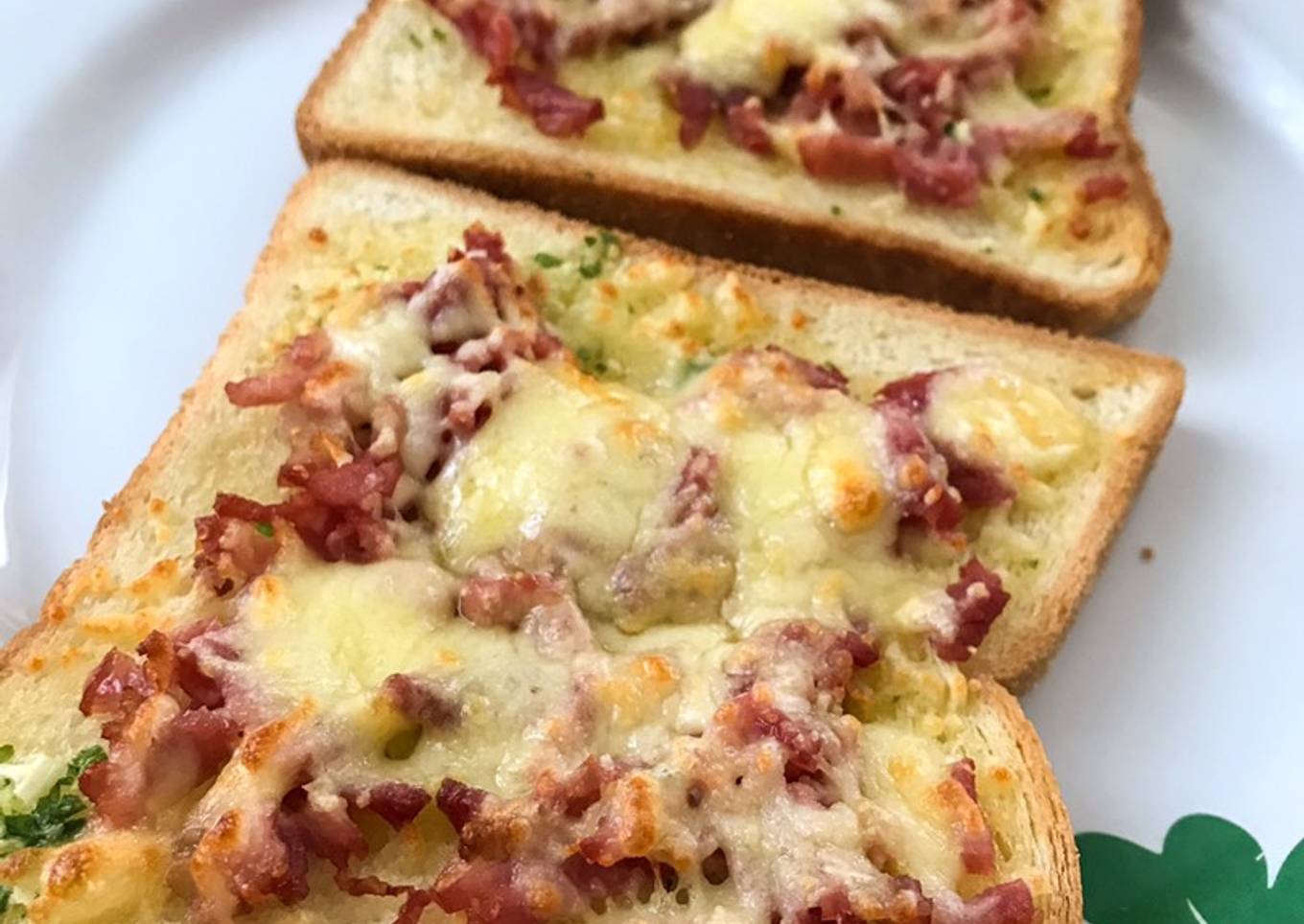 Garlic bread with bacon and mozzarella