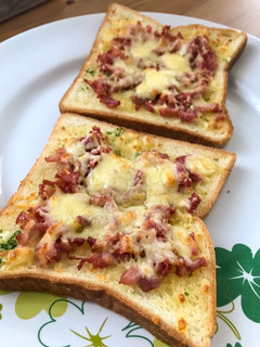 Foto resep Garlic bread with bacon and mozzarella