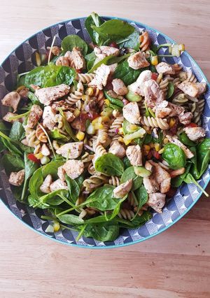 Une photo de Salade de fusilli poulet et épinard