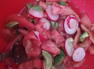 Una foto de Ensalada de rabanitos, tomate y palta