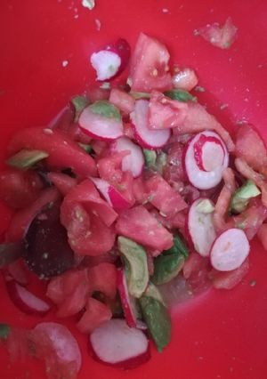 Una foto de Ensalada de rabanitos, tomate y palta