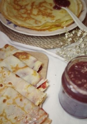 Une photo de Des crêpes à la confiture de fraises 🍓