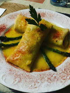 Una foto de Creps rellenos de espárragos bacon y huevo