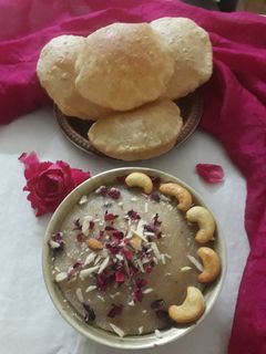 हलवा पूरी (halwa poori recipe in Hindi) रेसिपी मुख्य फोटो