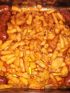 Sült kolbász velesült fűszeres zellerrel recept fotója