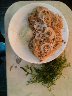 Una foto de Spaghetti con rúcula