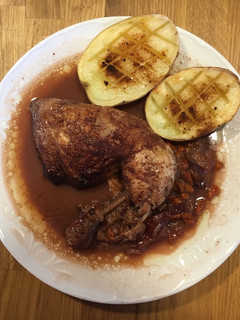 Una foto de Pollo asado con ciruelas y bayas goji