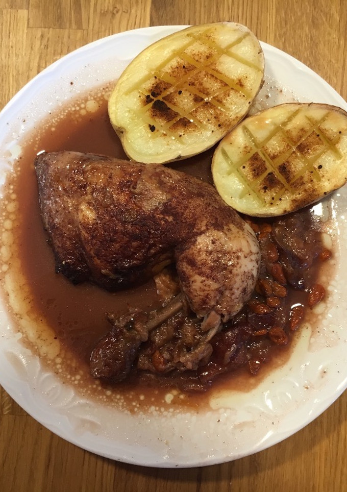 Una foto de Pollo asado con ciruelas y bayas goji