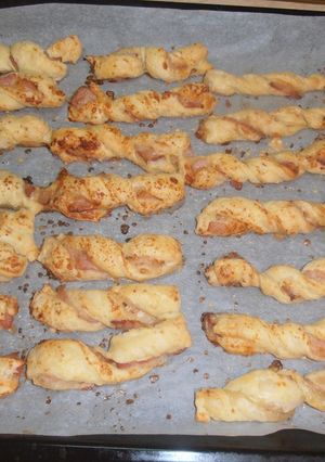 Φωτογραφία της συνταγής Στριφτά κρουασίνια σφολιάτας με μπέικον και parmigiano. Το εύκολο snack στο εξοχικό σας