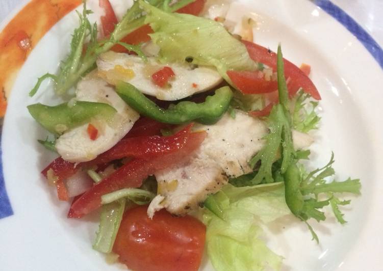 Cara Termudah Menyiapkan Roasted chicken salad Menggugah Selera