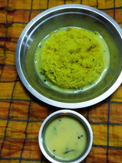 ખીચડી કઢી (Khichdi Kadhi Recipe In Gujarati) રેસીપી મુખ્ય ફોટો