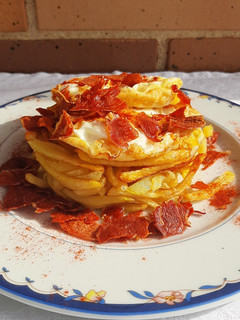 Una foto de Nido de patata con crujiente de jamón