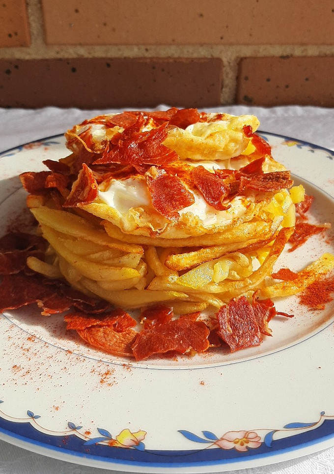 Una foto de Nido de patata con crujiente de jamón