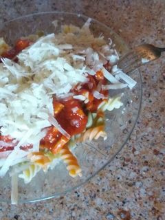Una foto de Pasta con salsa de tomate con pollo al tomillo y queso