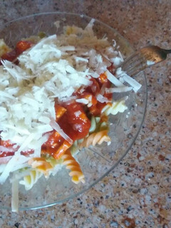 Una foto de Pasta con salsa de tomate con pollo al tomillo y queso