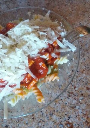 Una foto de Pasta con salsa de tomate con pollo al tomillo y queso