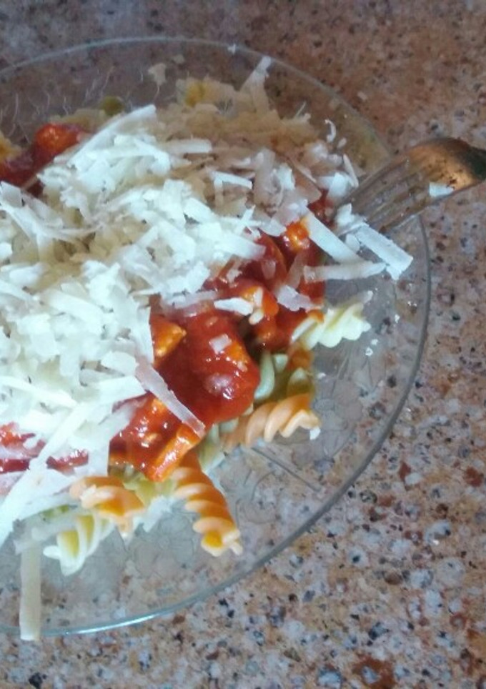 Una foto de Pasta con salsa de tomate con pollo al tomillo y queso