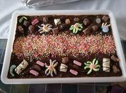 Una foto de tarta de chocolate con postre royal