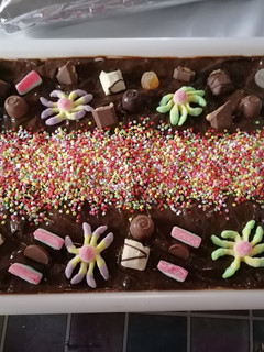 Una foto de Tarta grande de cumpleaños de galletas, chocolate y natillas (v.1)