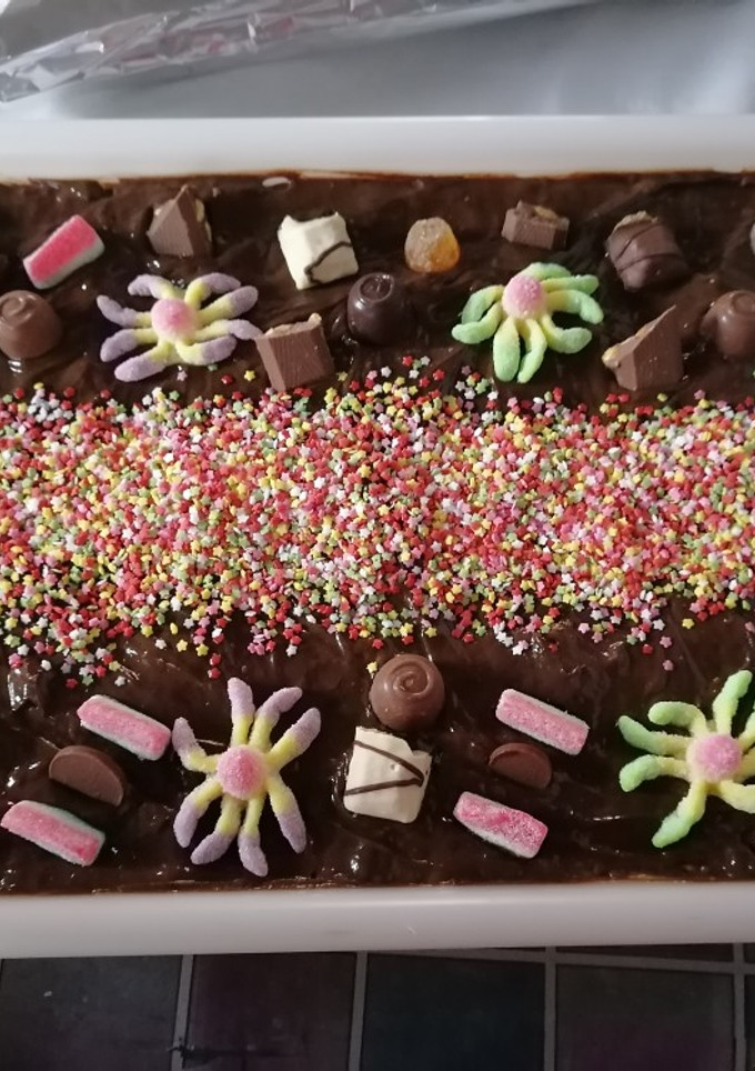 Una foto de Tarta grande de cumpleaños de galletas, chocolate y natillas (v.1)