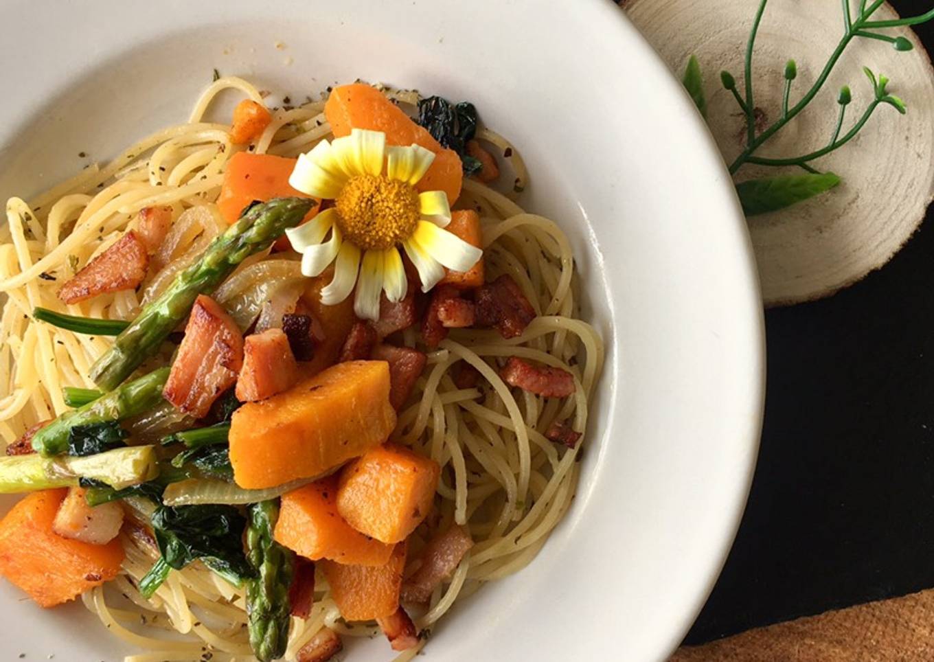 Espaguetis con calabaza, cebolla, bacon y otras verduritas 🍝🌼