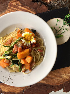 Una foto de Espaguetis con calabaza, cebolla, bacon y otras verduritas 🍝🌼