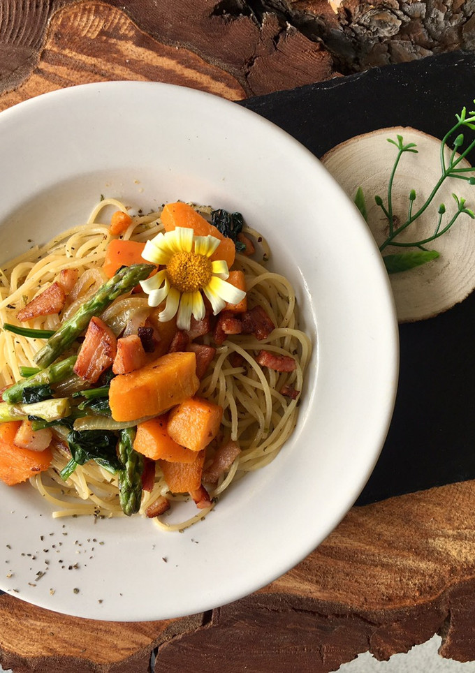 Una foto de Espaguetis con calabaza, cebolla, bacon y otras verduritas 🍝🌼